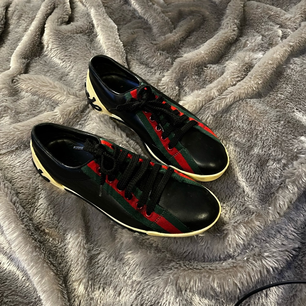 Womens size 37 Gucci sneakers